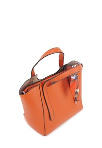 Orange Lederhandtasche mit strukturierten Oberflächen, doppelten Obergriffen, Innenfächern und einem dekorativen Schalakzent an der Seite.