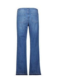 Jean en denim de couleur bleu moyen avec un design à jambe droite, comportant deux poches arrière et des ourlets ornés de clous en argent décoratifs.