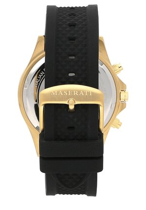 Montre Maserati avec un boîtier doré, un bracelet en caoutchouc noir et une finition texturée. Elle dispose d'une boucle avec gravure "MASERATI".