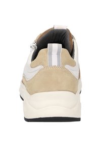 Weißer Sneaker mit beige Wildlederakzenten, ausgestattet mit einer gestreiften Zuglasche auf der Rückseite und einem strukturierten Innenfutter. Dicke Sohle mit schwarzem Außensohle.