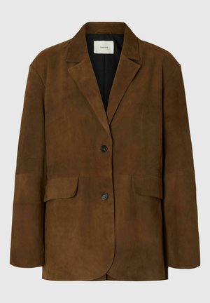 Brązowa zamszowa marynarka z wyciętym kołnierzem, zapięciem na guziki z przodu, dwoma dużymi kieszeniami i luźnym krojem. Czarna podszewka.