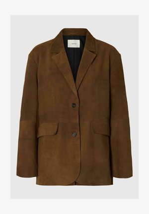 Brązowa zamszowa marynarka z wyciętym kołnierzem, zapięciem na guziki z przodu, dwoma dużymi kieszeniami i luźnym krojem. Czarna podszewka.