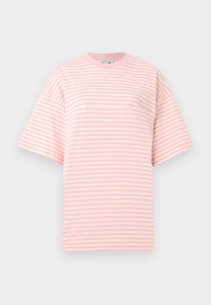 Μπλουζάκι με κοντά μανίκια, οριζόντιες ρίγες σε ανοιχτό ροζ και λευκό, με στρογγυλή λαιμόκοψη, σε απλό ανοιχτό φόντο.