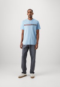 Tommy Hilfiger CHEST STRIPE TEE - Tričko s potlačou - vessel blue