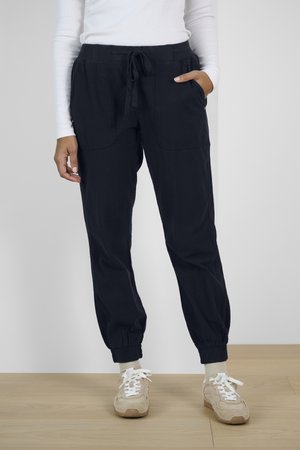 Navy Jogginghose aus leichtem Material, mit elastischem Bund und Kordelzug, zwei Seitentaschen und schmal zulaufenden Bündchen.