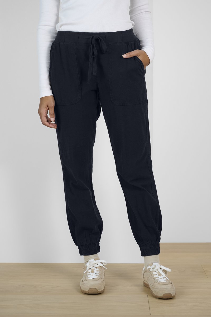 Navy Jogginghose aus leichtem Material, mit elastischem Bund und Kordelzug, zwei Seitentaschen und schmal zulaufenden Bündchen.