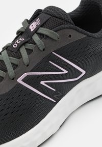 New Balance 520V8 - Katujuoksukengät - black