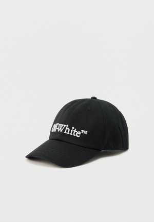 Casquette de baseball noire à visière courbée, avec un logo "Off-White™" blanc brodé sur le panneau avant, sur fond blanc uni.