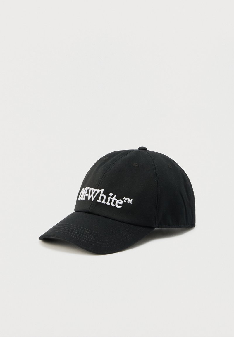Casquette de baseball noire à visière courbée, avec un logo "Off-White™" blanc brodé sur le panneau avant, sur fond blanc uni.
