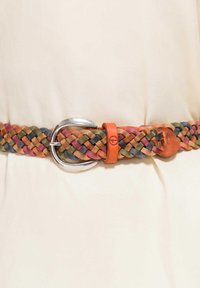 Pleciony pasek z wielokolorowej skóry z metalową, srebrną klamrą i pomarańczową skórzaną pętlą, charakteryzujący się teksturowanym, tkanym wzorem.