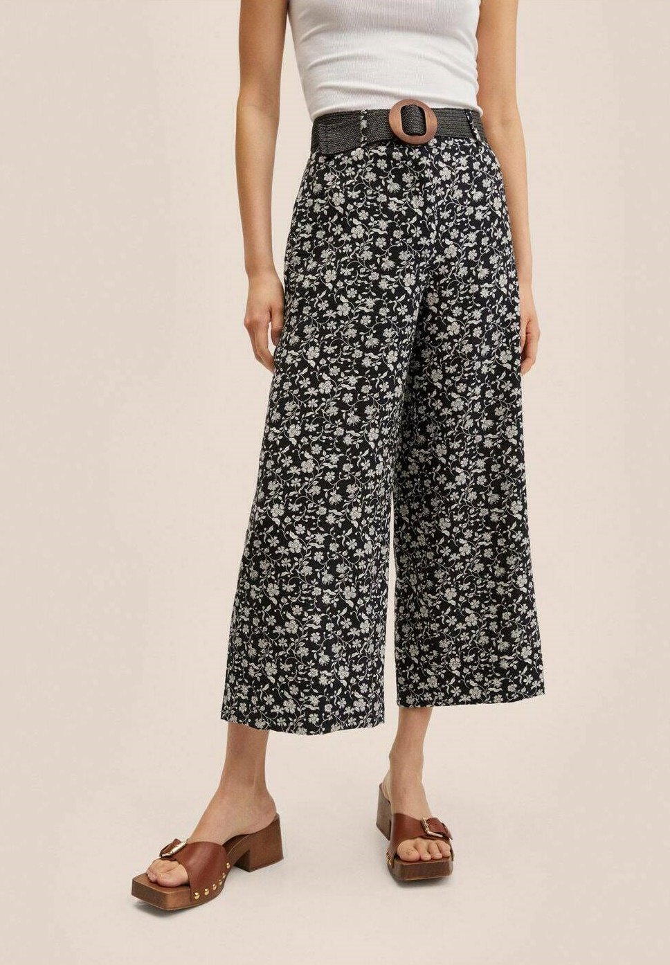 Pantalón culotte negro con pinzas de Mango | THE NO END