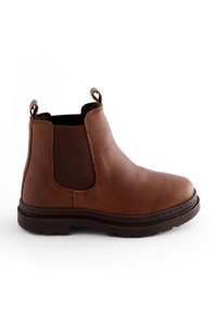 Bottines Chelsea en cuir marron avec des panneaux élastiqués sur les côtés, des tirettes circulaires et une semelle en caoutchouc. Fini texturé, bout arrondi, design compact.