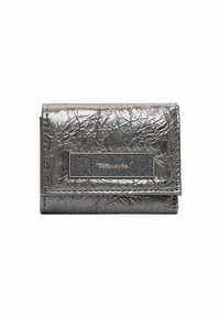 Cartera plateada metálica con textura arrugada, de forma rectangular y un acento negro con purpurina. Presenta una placa de marca horizontal.