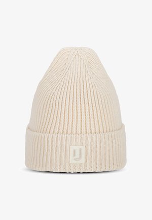 Czapka dzianinowa w kolorze kremowym z prążkowaną teksturą i podwiniętym mankietem. Posiada kwadratową łatkę z logo z przodu.