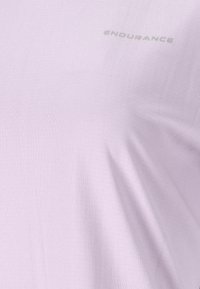 Lyse lilla stof med diskret "ENDURANCE"-branding trykt nær den øverste kant.