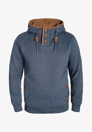Niebieska bluza z kapturem o brązowym wnętrzu, z trzema guzikami, regulowanymi sznurkami, bocznymi kieszeniami i skórzanymi akcentami. Miękka faktura.
