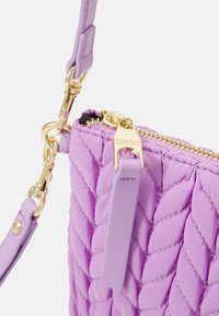Borsa a tracolla trapuntata viola con hardware dorato, chiusura con zip e tracolla rimovibile. Presenta una superficie testurizzata con motivi a diamante in rilievo.