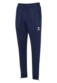 Mørkeblå atletikbukser med elastik i taljen, sidelommer, tilspidsede ben, lynlåse ved anklerne og hvid hummel-logo på øverste del af låret.