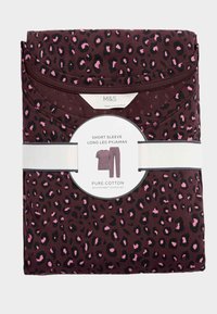 Bomulds pyjamasæt, kortærmet top, bukser med lange ben, præsenteret i en bordeaux bund med sort og pink leopardprint, samlet med et hvidt bånd.
