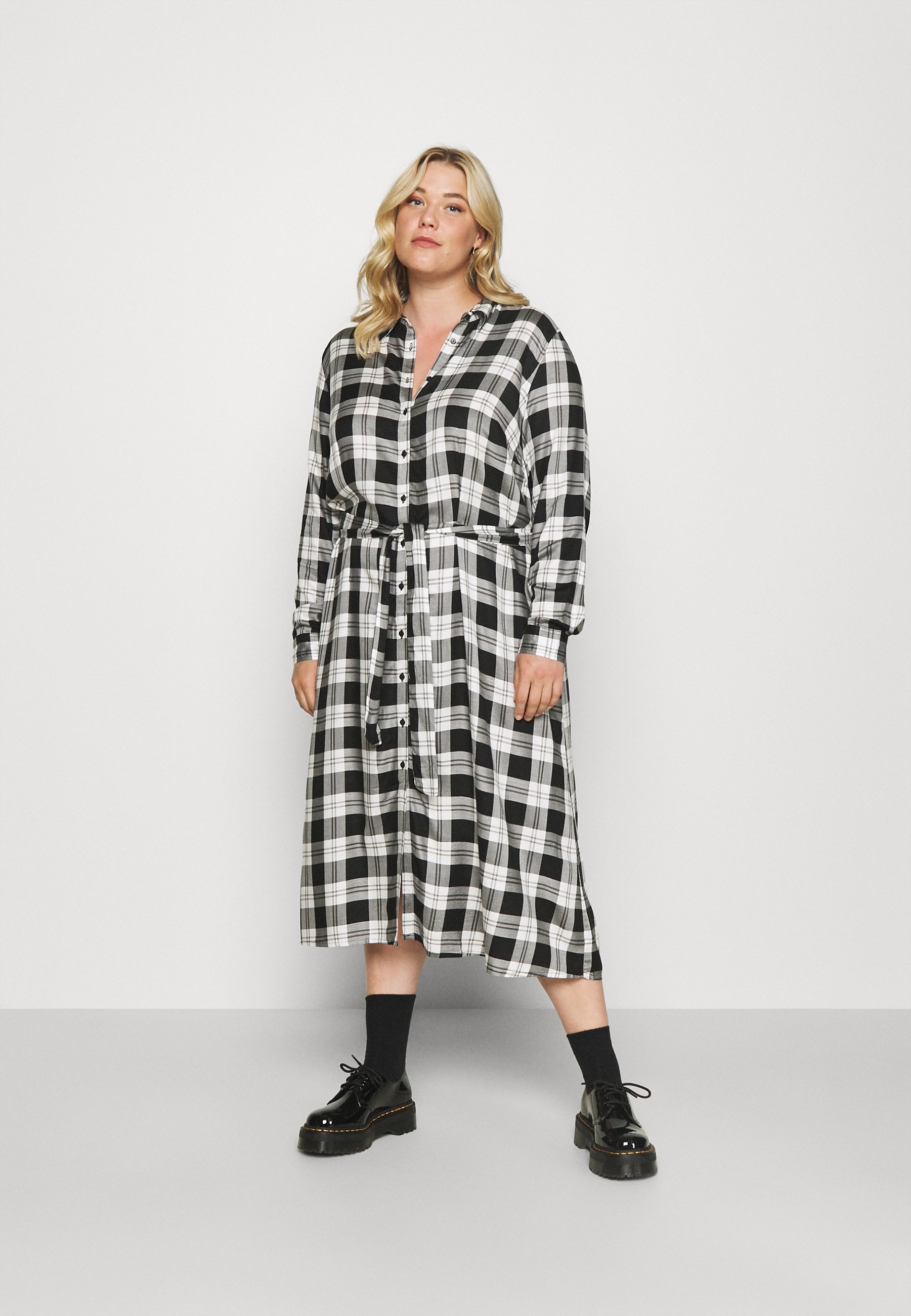 ONLY Carmakoma CARVIKANA CALF CHECK SHIRT DRESS - Freizeitkleid - pumice stone/schwarz