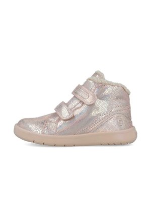 Zapatillas infantiles metálicas rosas con dos tiras de Velcro, forro de felpa, puntera redonda y superficie texturizada. Suela de goma blanda.