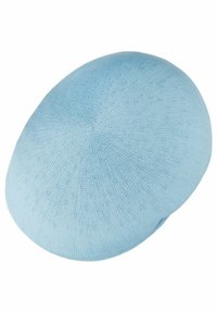 Berretto azzurro chiaro realizzato in tessuto a maglia strutturata, di forma rotonda con una finitura liscia. La parte superiore presenta un dettaglio di cucitura che si irradia verso l'esterno.