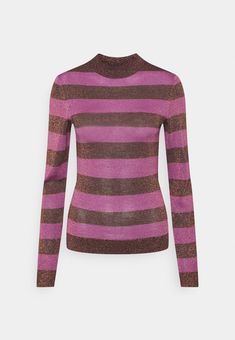 Pull à col roulé à manches longues et ajusté, avec des rayures horizontales scintillantes roses et brunes sur un fond uni.