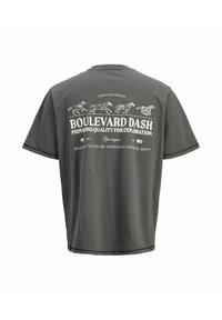 Siva pamučna majica s grafikom na leđima koja prikazuje konje u galopu i natpis "Boulevard Dash, Providing Quality for Exploration."