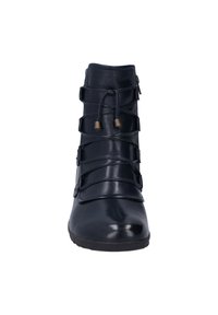 Bottines en cuir noir avec des sangles élastiques et une fermeture éclair. Présentent une finition lisse et un bout arrondi, avec de subtils détails en matériel doré.