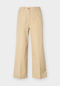 Μπεζ παντελόνι με φαρδιά γραμμή, κλείσιμο με κουμπί και φερμουάρ, θηλιές για ζώνη και καθαρό μπροστινό σχέδιο, τοποθετημένο πάνω σε λευκό φόντο.