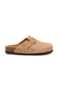 Světle hnědé semišové klumpové boty na slip-on s nastavitelnou kovovou sponou a korkovou podrážkou, navržené pro každodenní nošení.