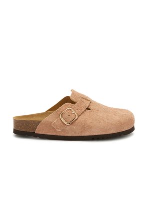 Ljust brunt mocka slip-on träskor med en justerbar metallspänne och korksula, designade för vardagsbruk.