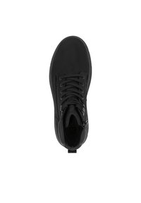 Scarpa alta nera con un esterno liscio, punta rotonda, design con lacci, texture morbida e dettaglio con zip laterale. Stile minimalista senza motivi.