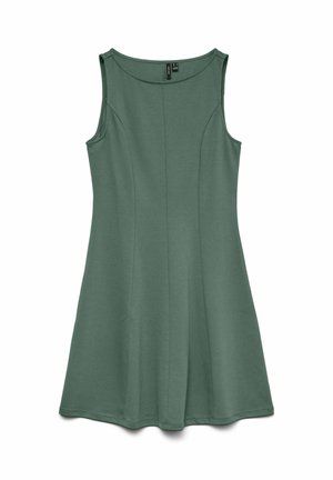 Robe décontractée verte sans manches avec un col rond et une légère évasement, présentant des détails de coutures verticales à l'avant et à l'arrière.