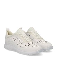Zapatillas deportivas blancas hechas de material transpirable que presentan un diseño perforado, cierre de cordones y una suela blanca texturizada con patrón de olas.