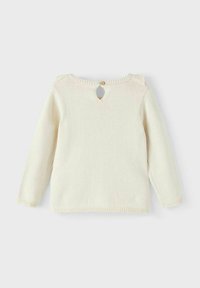 Maglione a maglia color crema con maniche lunghe, caratterizzato da un'apertura a chiave nella parte posteriore fissata da un piccolo bottone e un orlo ondulato.