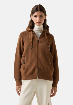 Braune gestrickte Kapuzenjacke mit durchgehendem Reißverschluss, strukturiertem Stoff, elastischen Bündchen und zwei Seitentaschen mit Knöpfen. Enthält eine Kapuze mit Kordelzug.