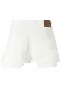 Bijele traper kratke hlače s dva velika prednja džepa i smešnim kožnim brendom na stražnjem pojasu. Klasičan dizajn kratkih hlača.