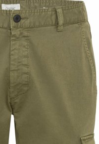 Olijfgroene katoenen broek met knoopsluiting, voorzakken en een subtiele glans, met gestikte details en een zijvak met klep.