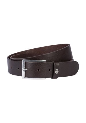 Dunkelbrauner Ledergürtel mit silberner rechteckiger Schnalle und kleinem metallischem Emblem an der Gürtelschlaufe, auf weißem Hintergrund aufgewickelt.