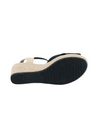 Sandale compensée avec une tige bleu foncé et une semelle tissée beige. Elle présente une sangle réglable et une semelle en caoutchouc noir texturé pour une meilleure adhérence.