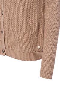 Bézs kötött kardigán texturált hímzéssel, bordázott mandzsettákkal és szegéllyel, valamint kör alakú gombokkal, melyeken diszkrét logó díszítés található.
