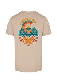 Beige bomulds t-shirt med et farverigt grafisk motiv, der viser en sol, bølger og surfbrætter, samt teksten "Nyd solen."