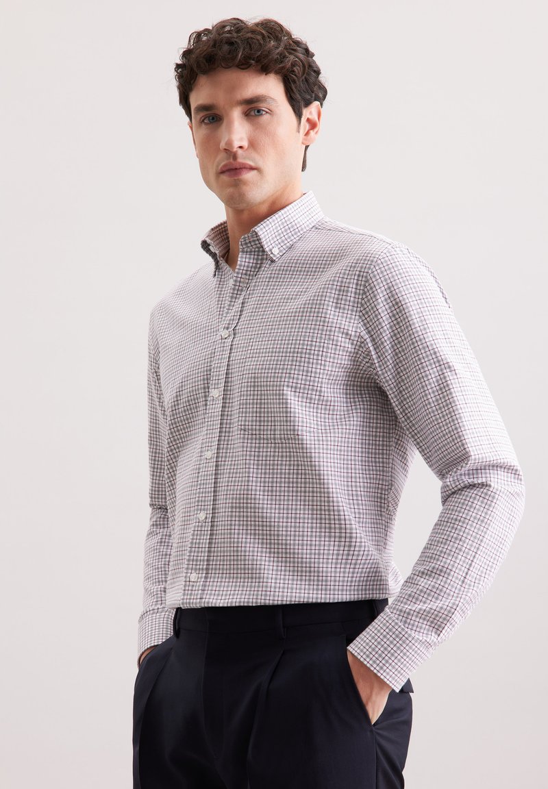 Geverifieerd button-up shirt in wit, grijs en bordeaux. Beschikt over lange mouwen, een kraag en een geweven stof. G gedragen met donkere broeken.