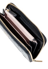 Billetera de cuero negro con un patrón texturizado, cierre de cremallera dorado, múltiples compartimentos y una sección con cremallera para monedas.