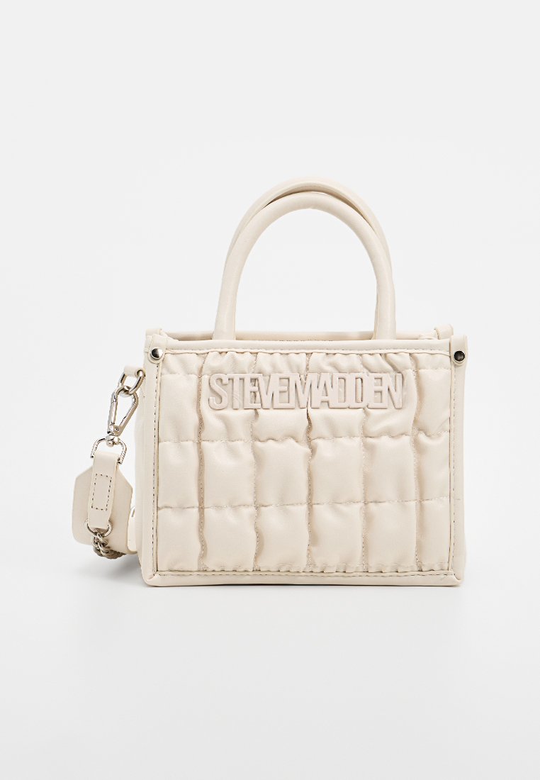 Liten beige quiltad handväska med korta handtag, avtagbar rem och upphöjd "Steve Madden"-logotyp på framsidan.