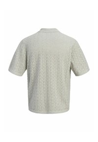 Πουκάμισο πόλο πλεκτό σε ανοιχτό γκρι χρώμα με διακριτικό ζιγκ ζαγκ σχέδιο, εμφανές από πίσω, με μαλακό γιακά και άνετη εφαρμογή.