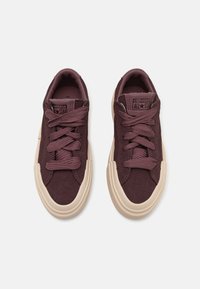 Baskets en suede bordeaux avec semelles en caoutchouc beige. Présentent des lacets assortis, un col rembourré et un logo All Star sur la languette.