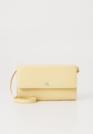 Borsa a tracolla in pelle gialla con chiusura a pattina, accento logo argentato e tracolla abbinata. Texture liscia e forma rettangolare.