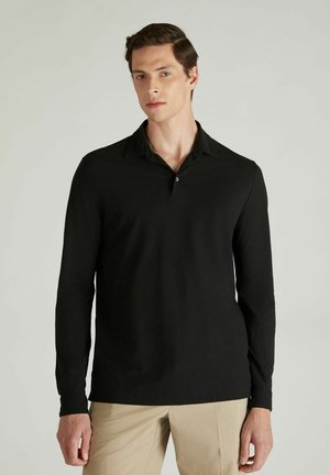 Schwarzes Langarm-Polohemd aus weichem Stoff, mit einem Knopfkragen und einer taillierten Passform. Minimalistischer Stil ohne Muster.